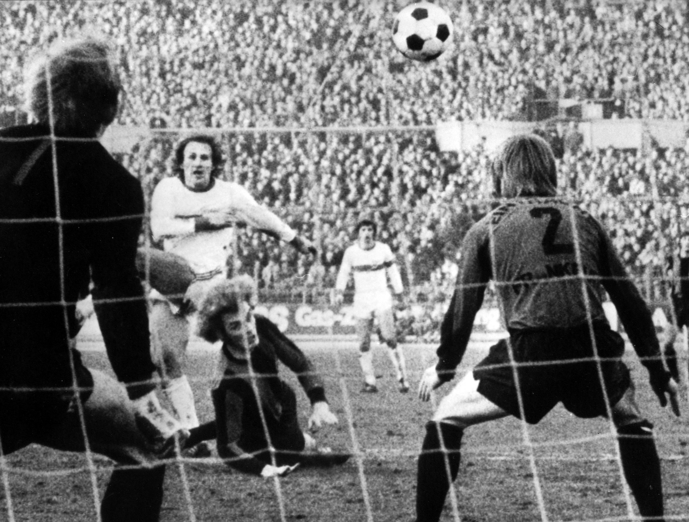 Hans „Buffy“ Ettmayer schießt am 26. Januar 1974 nahe der Strafraumgrenze unhaltbar zum zwischenzeitlichen 1:0 im Heimspiel gegen Eintracht Frankfurt ein. Es war zugleich das 10.000. Tor in der Fußball-Bundesliga. Endstand: VfB Stuttgart – Eintracht Frankfurt 3:1.
