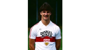 Thomas Kempe trifft am 5. Februar 1985 im DFB-Pokal beim Wiederholungsspiel gegen den 1. FC Saarbrücken zum zwischenzeitlichen 0:1 per Fallrückzieher. Endstand: 1. FC Saarbrücken – VfB Stuttgart 2:2; 3:0 im Elfmeterschießen.