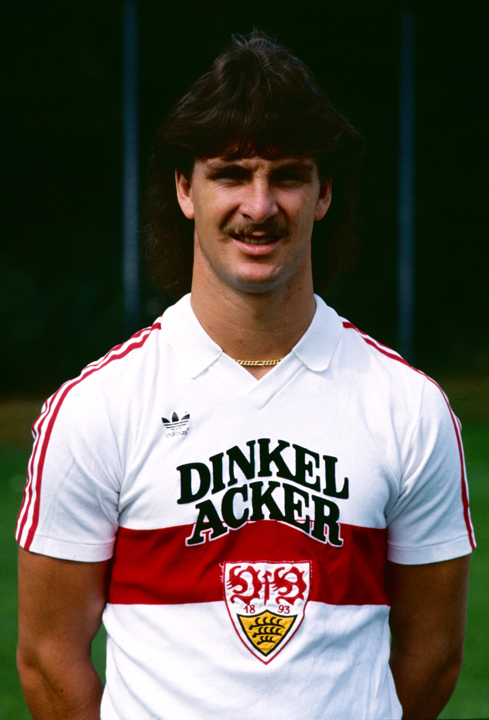 Thomas Kempe trifft am 5. Februar 1985 im DFB-Pokal beim Wiederholungsspiel gegen den 1. FC Saarbrücken zum zwischenzeitlichen 0:1 per Fallrückzieher. Endstand: 1. FC Saarbrücken – VfB Stuttgart 2:2; 3:0 im Elfmeterschießen.