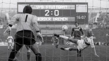 Jürgen Klinsmann ist am 8. November 1986 seitlich in der Luft liegend gegen den SV Werder Bremen erfolgreich. Endstand: VfB Stuttgart – SV Werder Bremen 4:0.