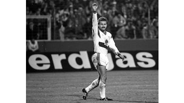 Fritz Walter trifft am 23. Mai 1989 mit einer Volleyabnahme aus spitzem Winkel zum 2:1 gegen den 1. FC Kaiserslautern. Endstand: VfB Stuttgart – 1. FC Kaiserslautern 3:1.