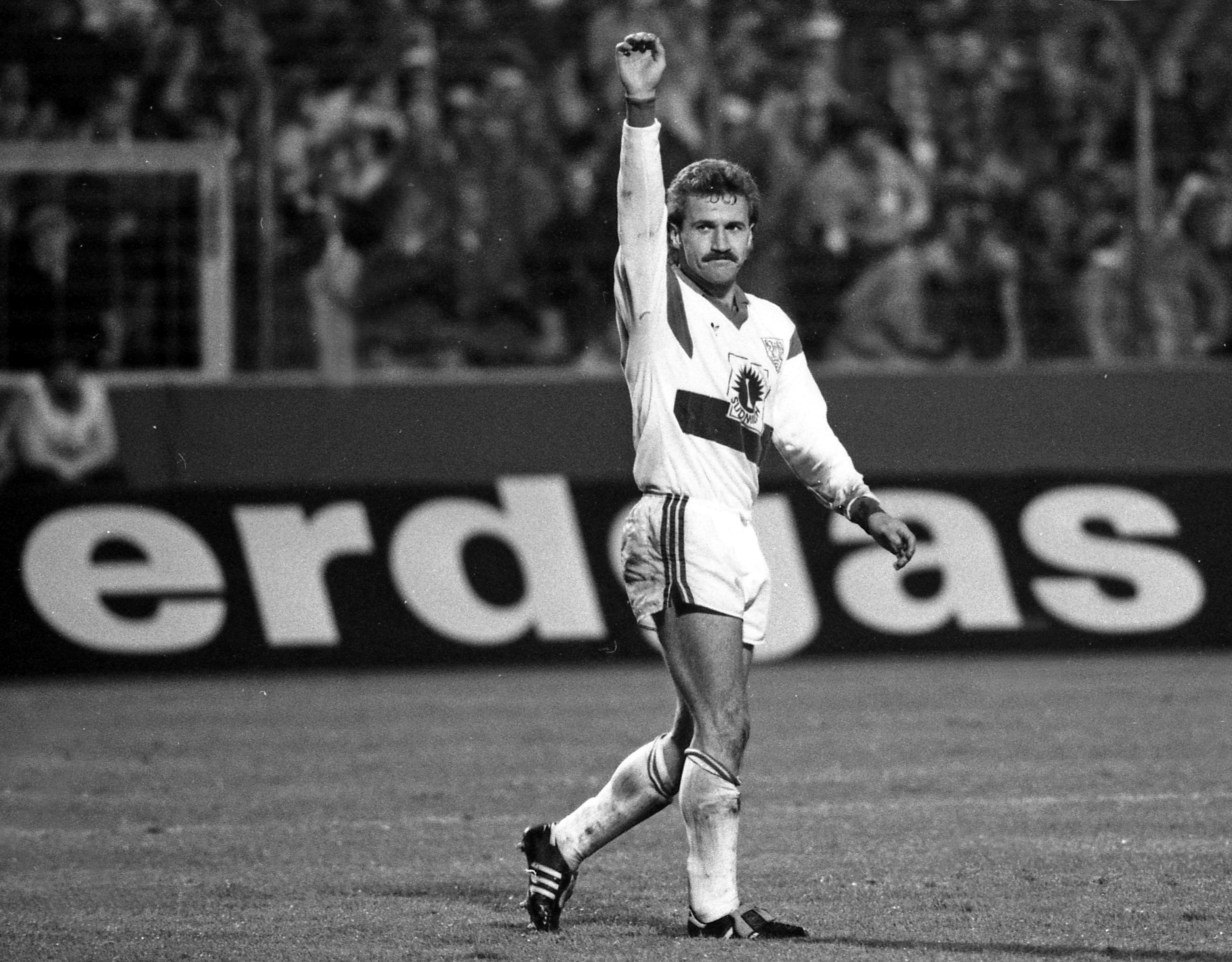 Fritz Walter trifft am 23. Mai 1989 mit einer Volleyabnahme aus spitzem Winkel zum 2:1 gegen den 1. FC Kaiserslautern. Endstand: VfB Stuttgart – 1. FC Kaiserslautern 3:1.