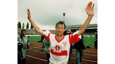 Karl Allgöwer lupft am 1. Juni 1991 den Ball zum 2:0 gegen den 1. FC Köln ins Tor, nachdem Andreas Buck per Hacke auf Matthias Sammer und der wiederum per Lupfer auf den Torschützen sehenswert vorbereitet hatten. Endstand: 1. FC Köln – VfB Stuttgart 1:6.