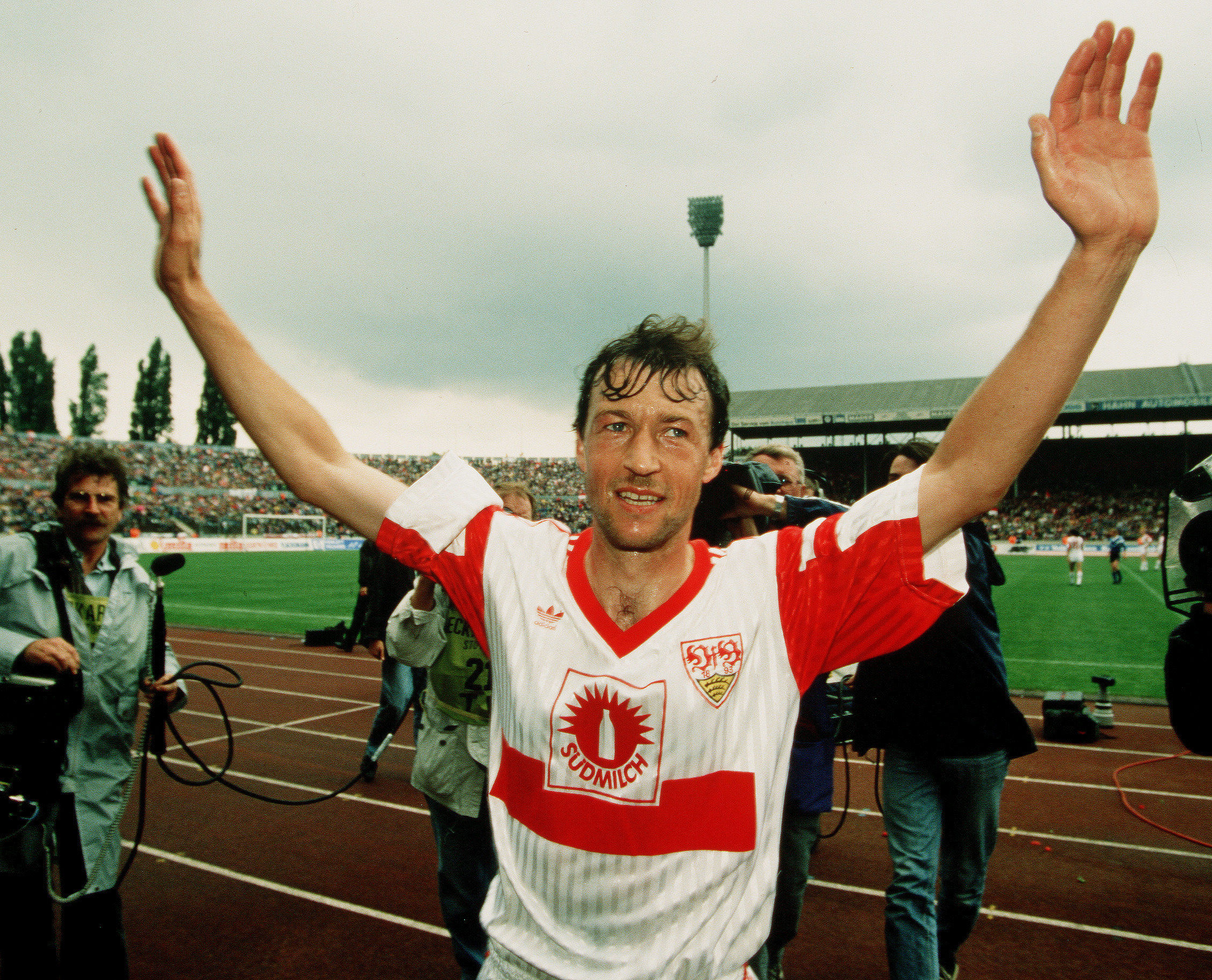 Karl Allgöwer lupft am 1. Juni 1991 den Ball zum 2:0 gegen den 1. FC Köln ins Tor, nachdem Andreas Buck per Hacke auf Matthias Sammer und der wiederum per Lupfer auf den Torschützen sehenswert vorbereitet hatten. Endstand: 1. FC Köln – VfB Stuttgart 1:6.