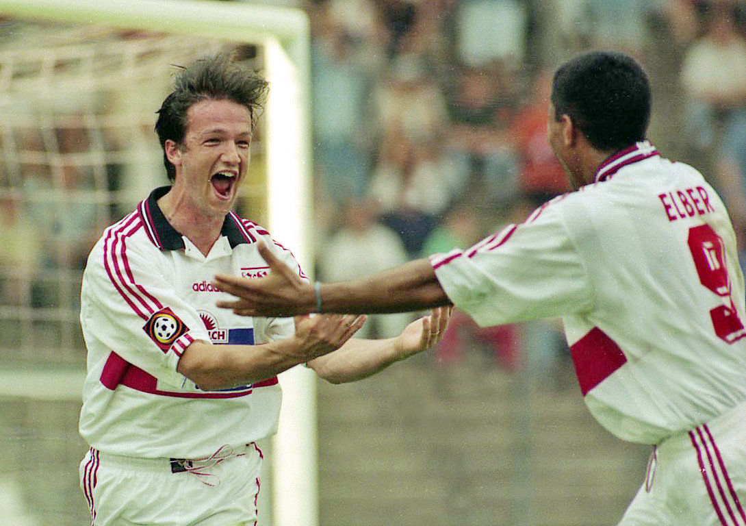 Der spätere Bundesliga-Torschützenkönig Fredi Bobic erzielt am 18. Mai 1996 im Derby gegen den Karlsruher SC das 1:0 per Fallrückzieher. Endstand: VfB Stuttgart – Karlsruher SC 3:1.