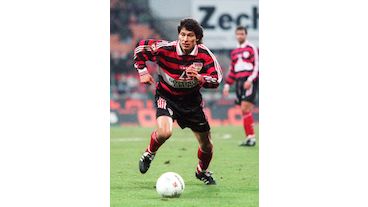 Krassimir Balakov zirkelt am 29. November 1997 einen direkten Freistoß kurz vor dem Abpfiff zum Ausgleich ins Tor des SV Werder Bremen. Endstand: SV Werder Bremen – VfB Stuttgart 2:2.