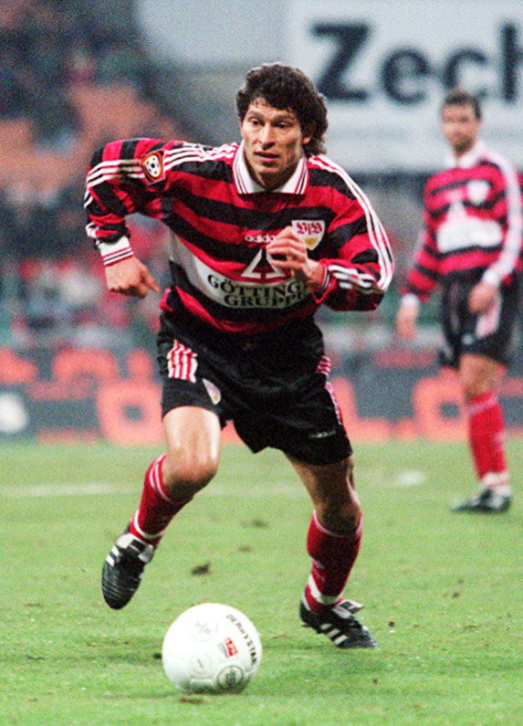 Krassimir Balakov zirkelt am 29. November 1997 einen direkten Freistoß kurz vor dem Abpfiff zum Ausgleich ins Tor des SV Werder Bremen. Endstand: SV Werder Bremen – VfB Stuttgart 2:2.