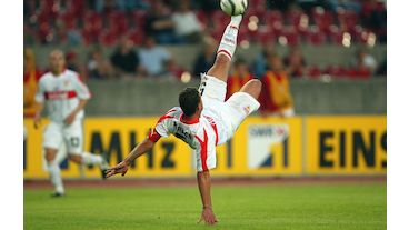 Marcelo Bordon zeigt am 20. Juli 2002 im UI-Cup-Heimspiel gegen den AC Perugia mit einem Fallrückzieher zum 1:1, dass nicht nur das Verteidigen zu seinen Stärken zählt. Endstand: VfB Stuttgart – AC Perugia 3:1.