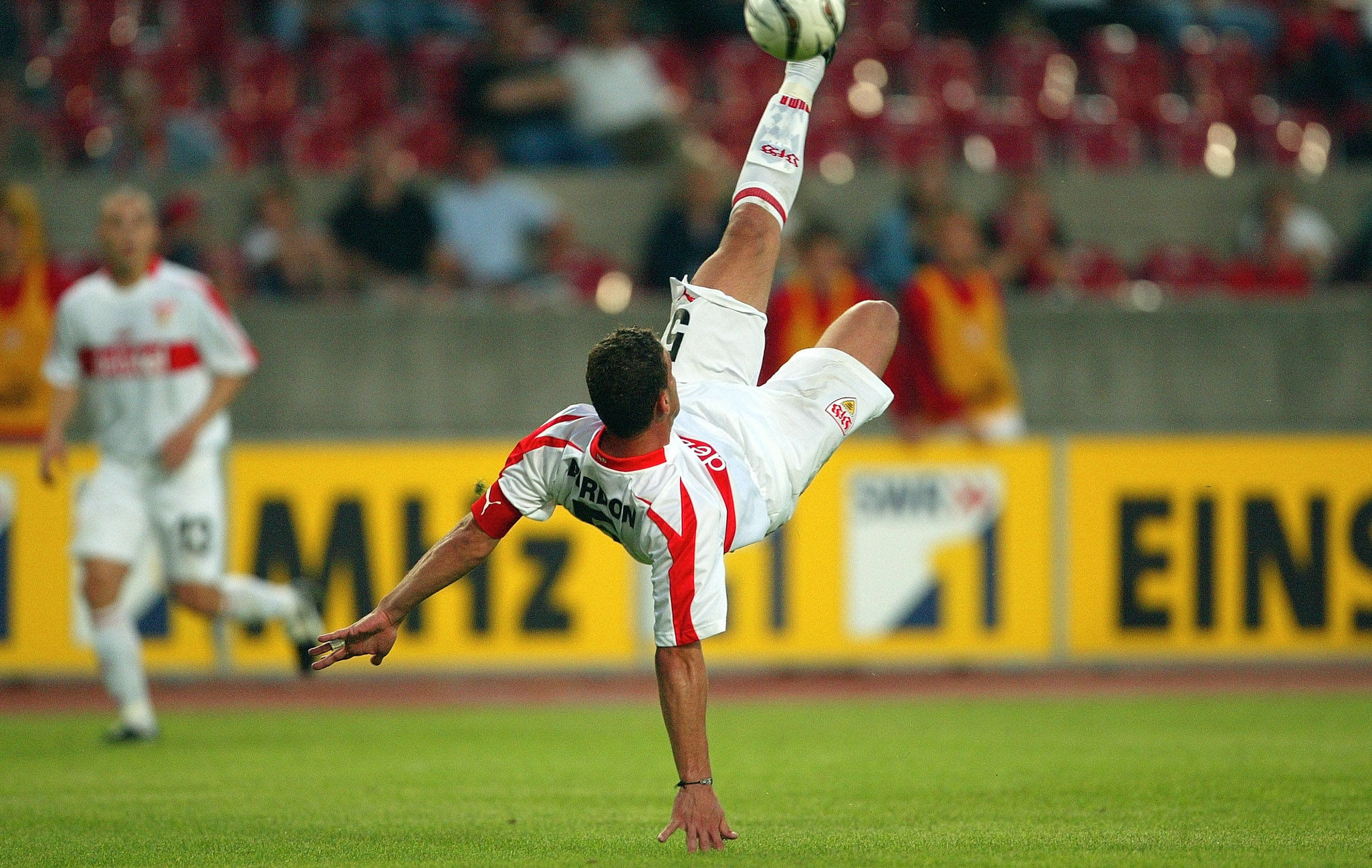 Marcelo Bordon zeigt am 20. Juli 2002 im UI-Cup-Heimspiel gegen den AC Perugia mit einem Fallrückzieher zum 1:1, dass nicht nur das Verteidigen zu seinen Stärken zählt. Endstand: VfB Stuttgart – AC Perugia 3:1.