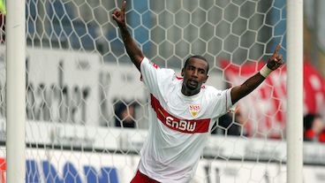 Cacau versetzt den in doppelter Unterzahl agierenden VfB mit einem Schuss aus der Drehung am 20. August 2006 in Jubel. Es ist der Siegtreffer in der Schlussphase gegen Arminia Bielefeld. Endstand: Arminia Bielefeld – VfB Stuttgart 2:3.