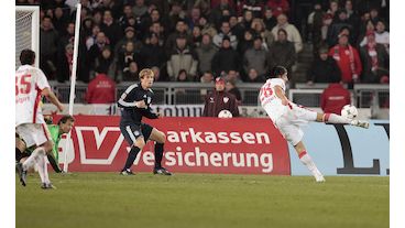 Sami Khedira rettete mit einem sehenswerten Schuss dem VfB am 13. Dezember 2008 in der Nachspielzeit einen Punkt gegen den FC Bayern München. Endstand: VfB Stuttgart – FC Bayern München 2:2.