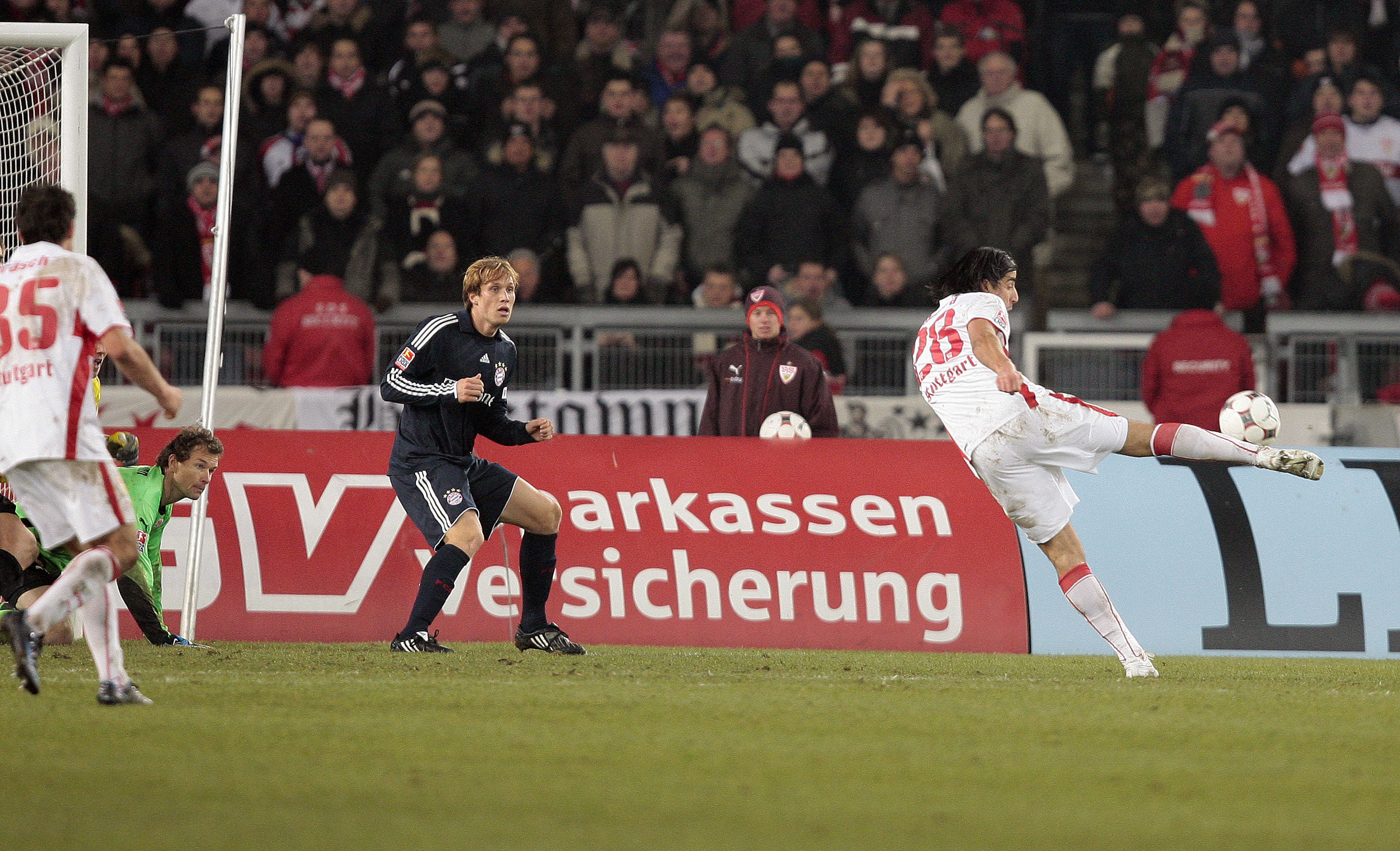 Sami Khedira rettete mit einem sehenswerten Schuss dem VfB am 13. Dezember 2008 in der Nachspielzeit einen Punkt gegen den FC Bayern München. Endstand: VfB Stuttgart – FC Bayern München 2:2.