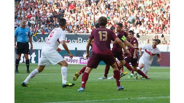 Christian Gentner brachte am 29. August 2013 in der Europa-League-Qualifikation mit einem Bein kniend den Ball im Tor des Gegners HNK Rijeka zum zwischenzeitlichen 1:1 unter. Endstand: VfB Stuttgart – HNK Rijeka 2:2.