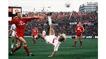 Jürgen Klinsmann erzielt per Fallrückzieher am 14. November 1987 das 1:0 gegen den FC Bayern München. Endstand: VfB Stuttgart – FC Bayern München 3:0.