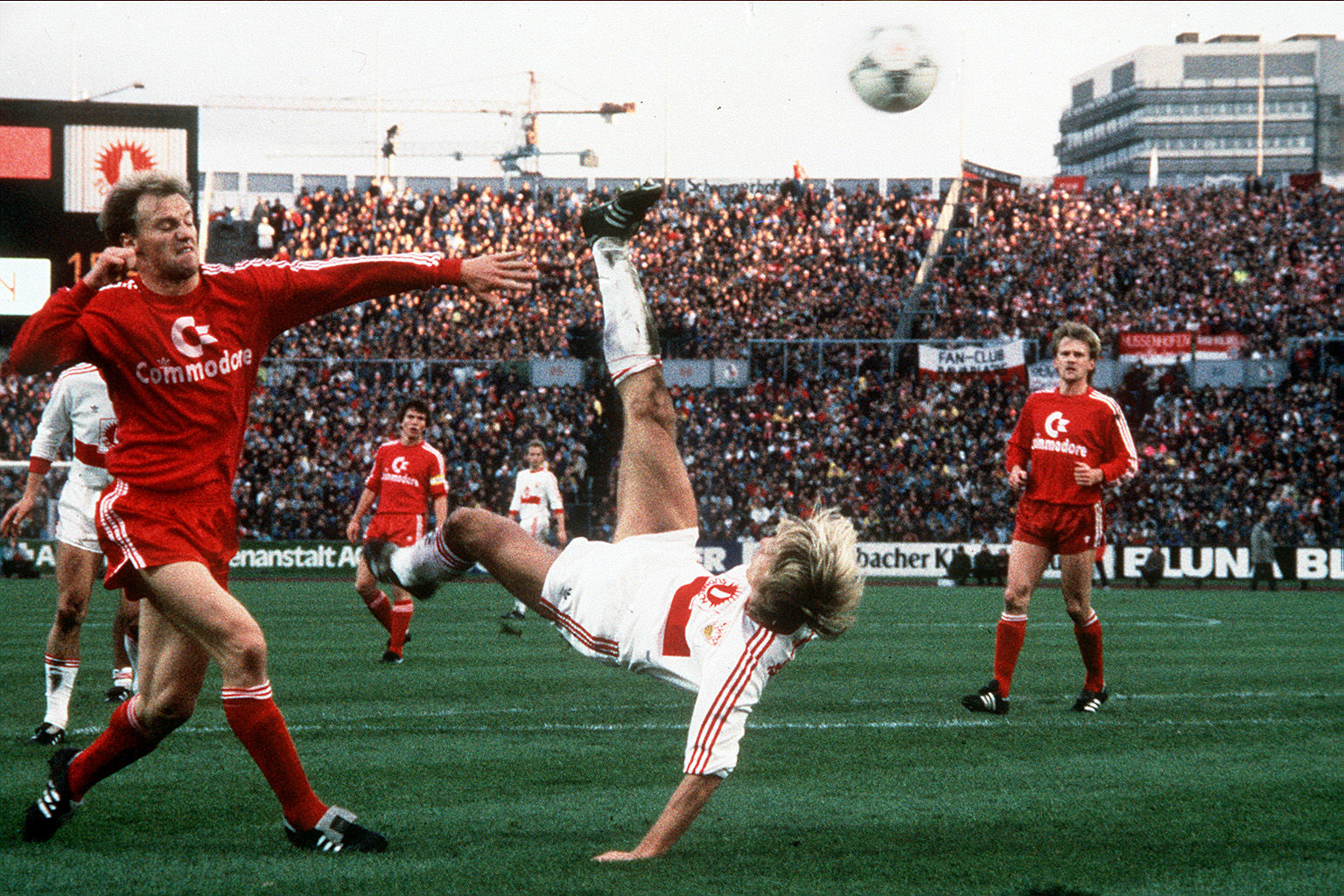 Jürgen Klinsmann erzielt per Fallrückzieher am 14. November 1987 das 1:0 gegen den FC Bayern München. Endstand: VfB Stuttgart – FC Bayern München 3:0.