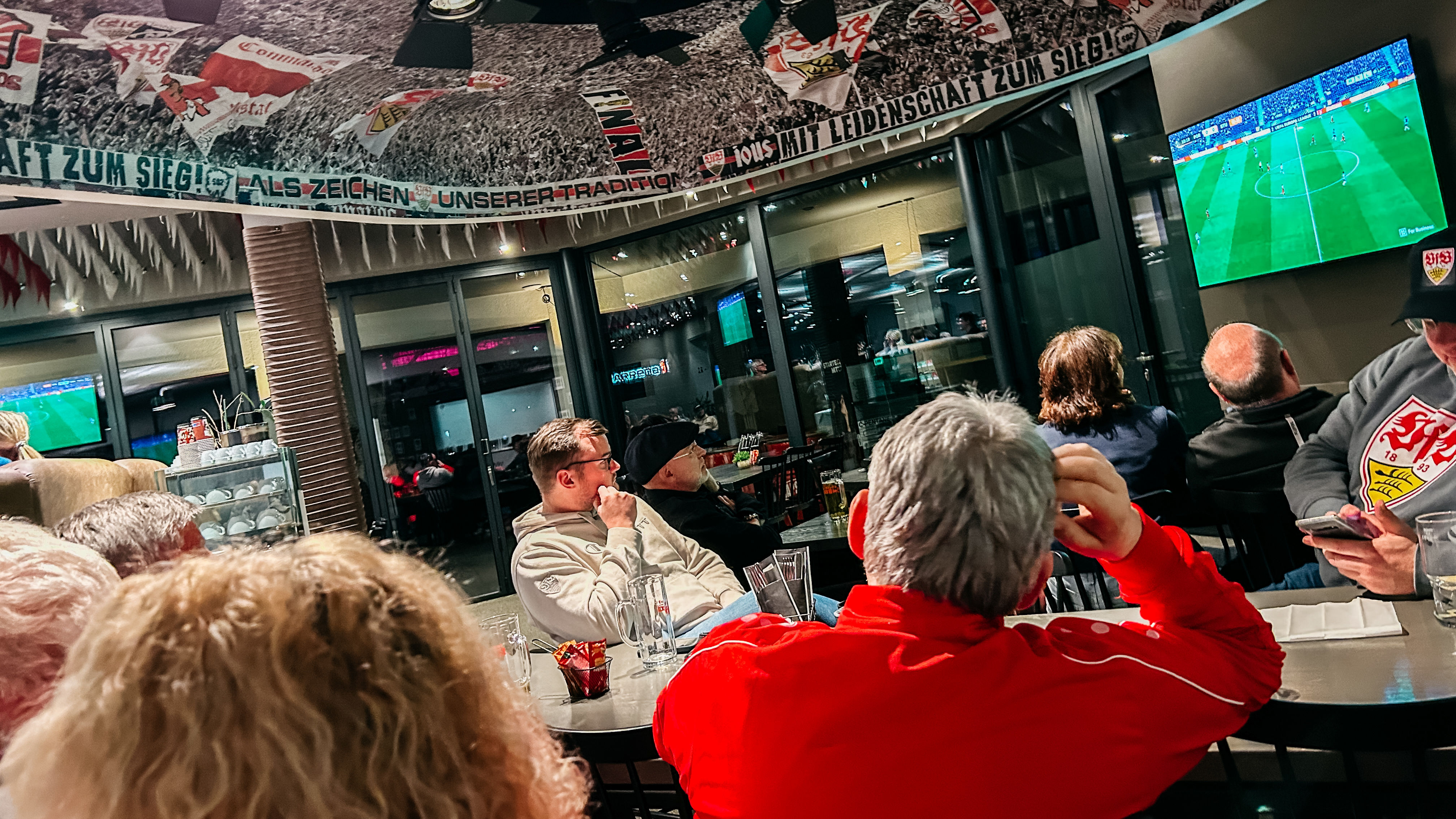 Daumen drücken in der Heimat