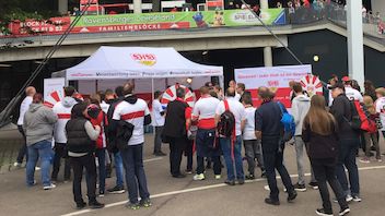 VfB Fans probieren ihr Glück vor dem Augsburgspiel.
