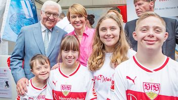 Bundespräsident Frank-Walter Steinmeier (l.), seine Ehefrau Elke Büdenbender (hinten 2. von links) und die PFIFF-Jugendlichen.