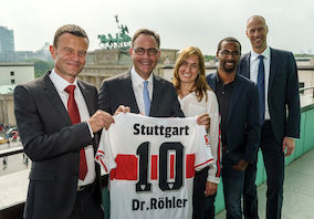 Trikotübergabe im Allianz-Forum: (v.l.n.r.): Jochen Röttgermann, Dr. Klaus-Peter Röhler, Denise Schindler, Cacau und Dr. Markus Nitsche