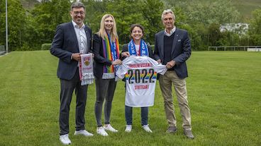 VfB-Präsident Claus Vogt, Teammanagerin Lisa Lang, Abteilungsleiterin Oriana D'Aleo, VfB-Präsidiumsmitglied Rainer Adrion