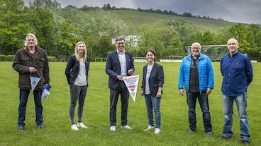 Stefan Tröscher (erster Vorsitzender VfB Obertürkheim), Lisa Lang (Teammanagerin VfB Stuttgart AG), Claus Vogt (Präsident VfB Stuttgart e.V.), Oriana D´Aleo (Abteilungsleiterin Frauenfußball), Martin Dietz (stellv. Abteilungsleiter Frauenfußball), Ralph Munz (Spielleiter)