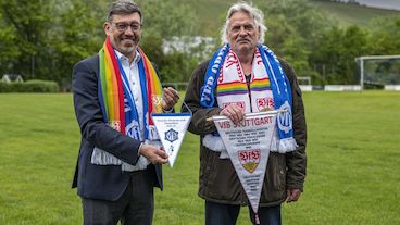 VfB-Präsident Claus Vogt mit dem ersten Vorsitzenden des VfB Obertürkheim Stefan Tröscher