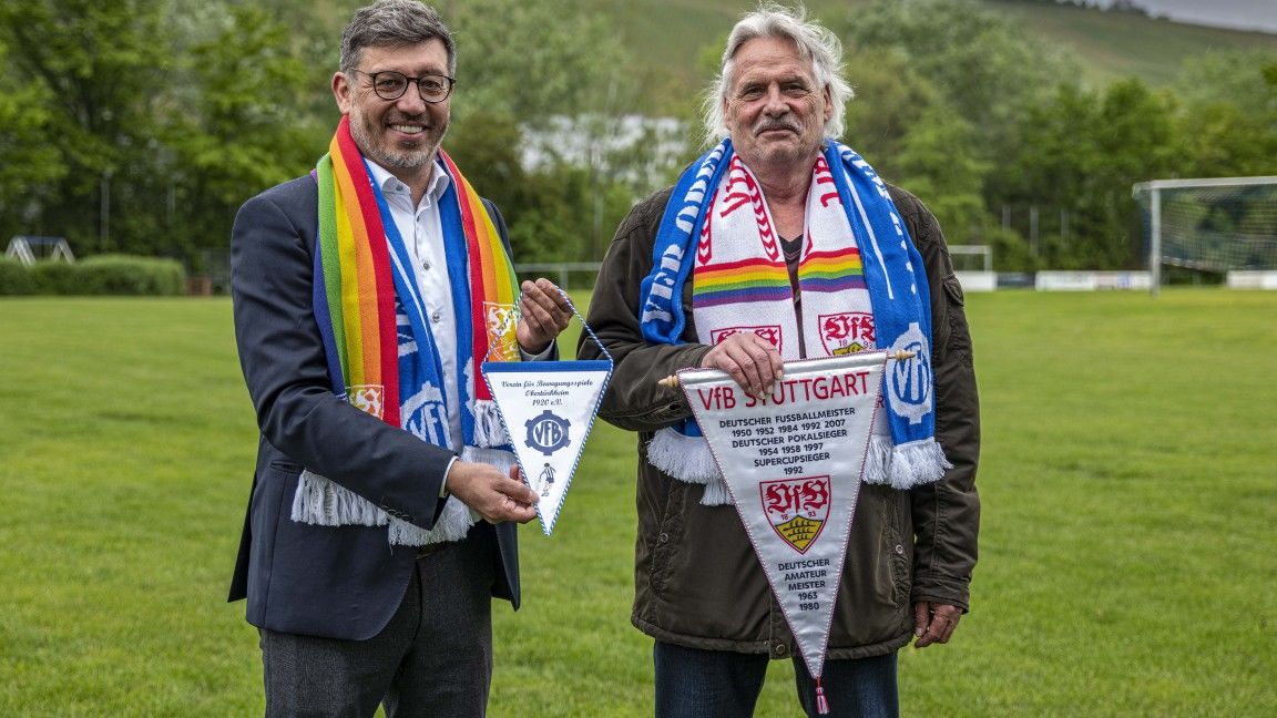 VfB-Präsident Claus Vogt mit dem ersten Vorsitzenden des VfB Obertürkheim Stefan Tröscher