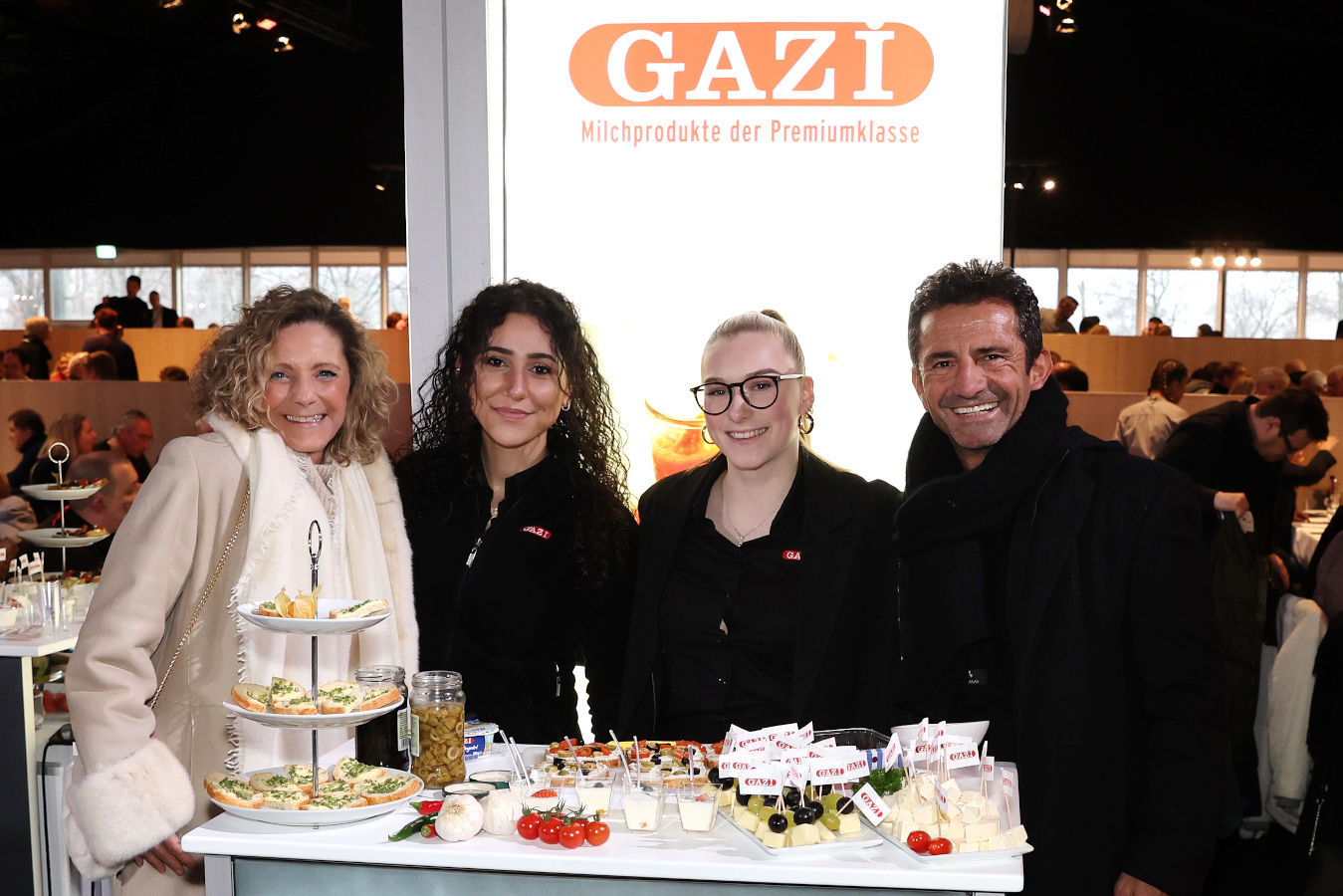 Karin Erdin (l.) und Kahraman Erdin (r.) mit dem GAZi-Promotionteam. (Foto: Wolfgang List)
