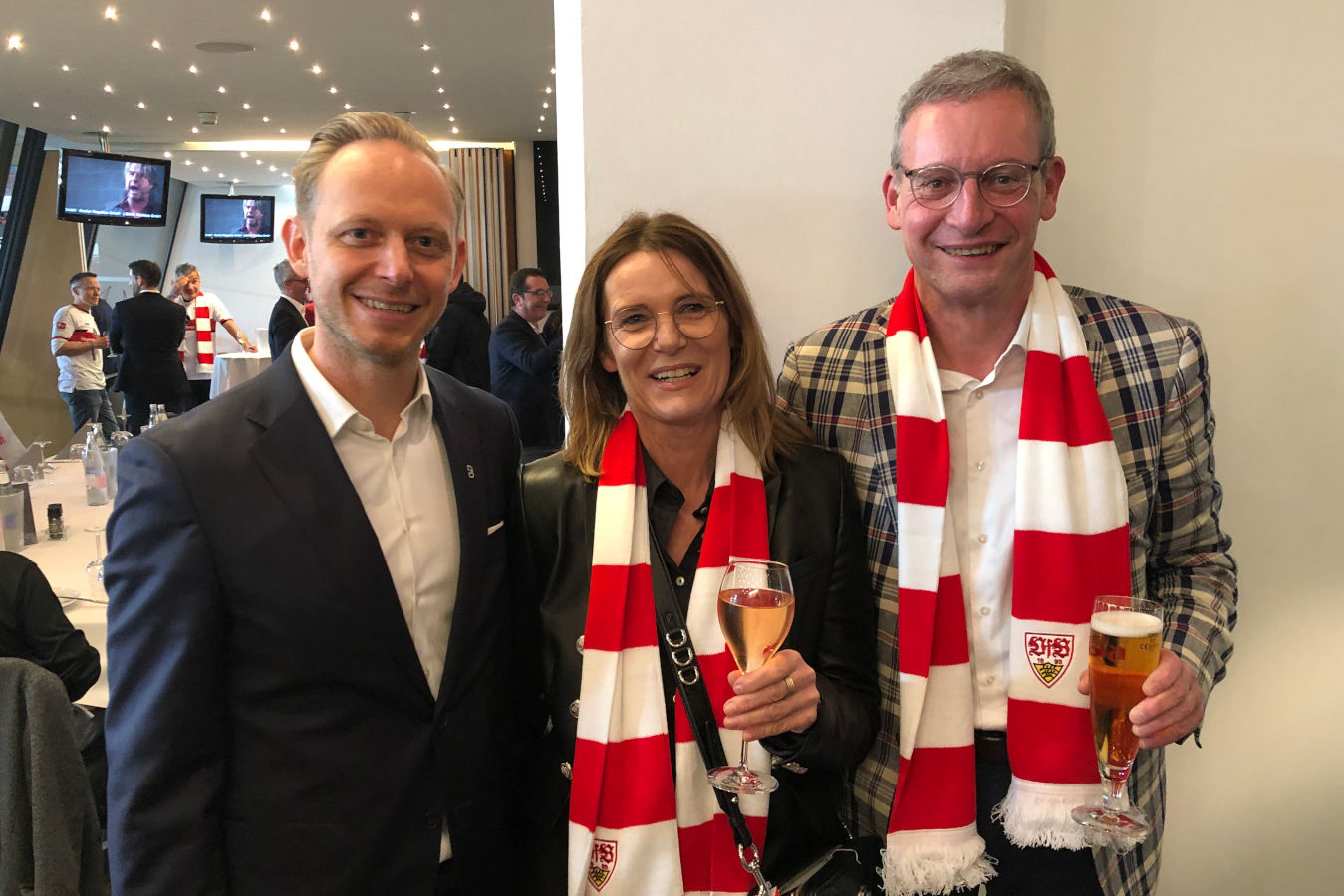Rouven Kasper mit Amanda und Benno Rieger (Möbel Rieger). 