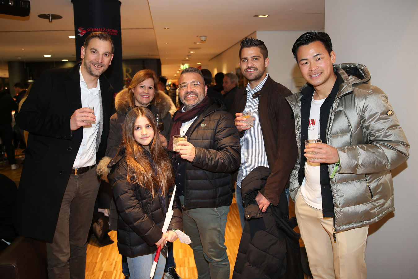 Dr. Philipp Kaufmann, Enya Schöll, Jasmine Schöll, Marcel Schöll (VfB Freundeskreis), Pascal Hemmerich und Thanh Duc Ngo. (Foto: Wolfgang List)