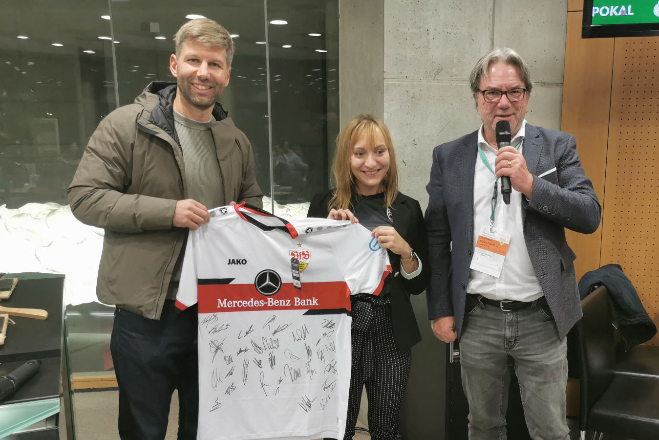 Thomas Hitzlsperger und Würth-Moderator Hans Nitschmann mit der glücklichen Gewinnerin.