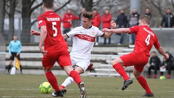 Kevin Grimm (m.) erzielte zwei Tore gegen Heidenheim