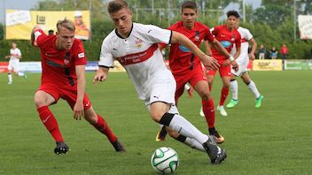 Der eigentlich für die U17 spielende Alex Kopf (m.) zeigte eine starke Partie