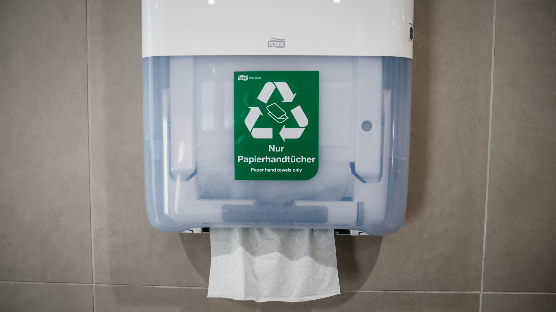 Neuer Recyclingprozess in der MHP Arena: Papierhandtücher werden wiederverwertet