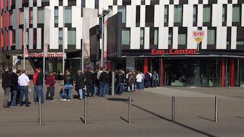 Begehrte Tickets: Die Fans standen am Donnerstag vor dem Fan-Center Schlange.