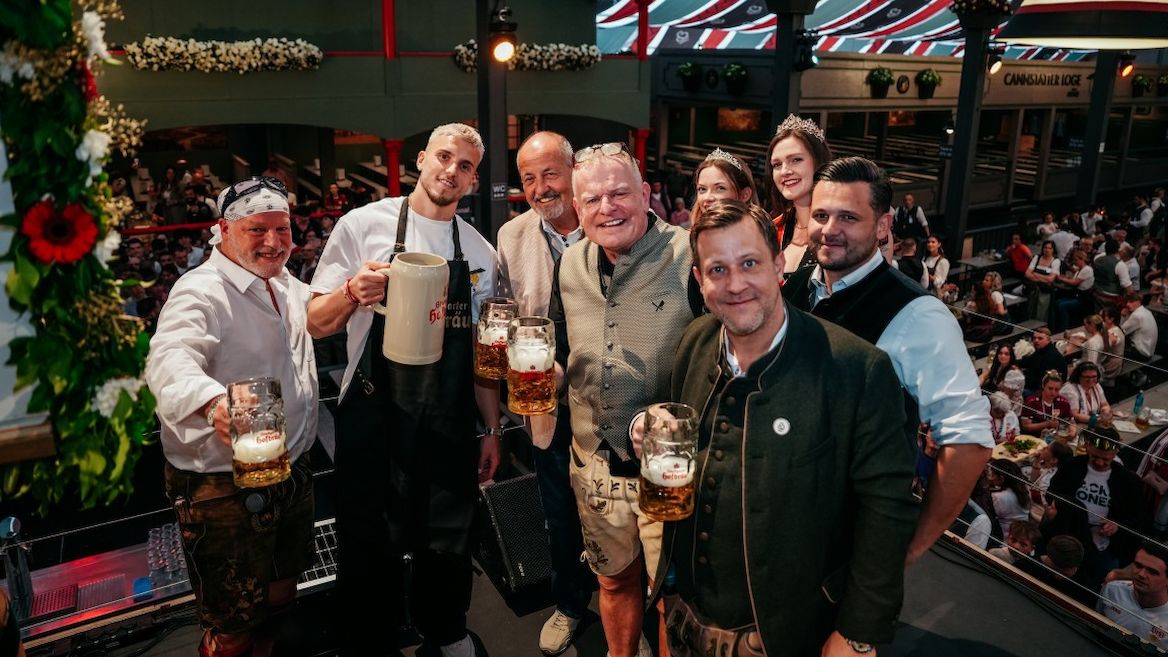 Beste Laune und ein eingelöstes Versprechen beim „weiß-roten Frühlingsfest“