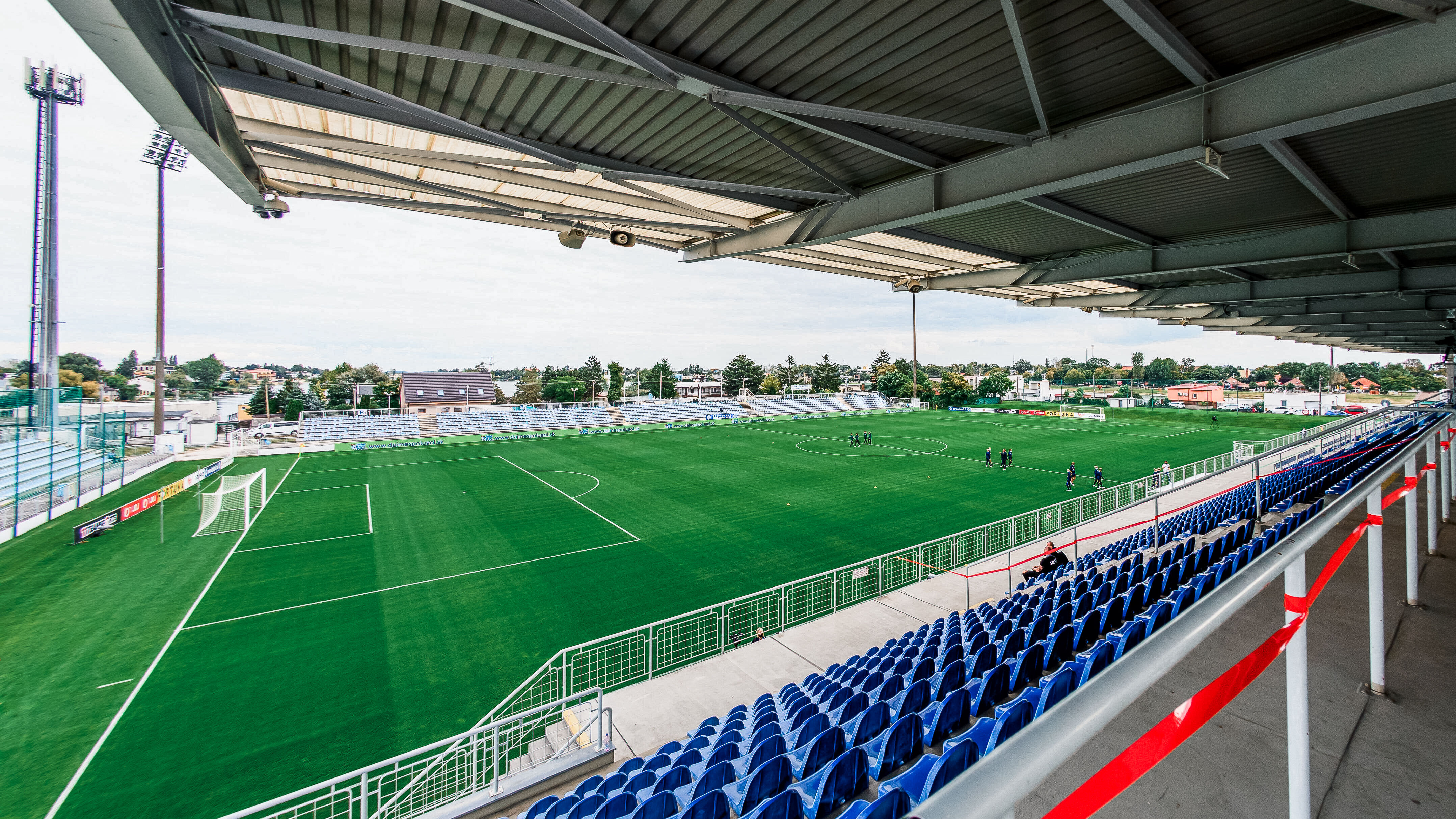 Slovan, Senec, Stallgeruch
