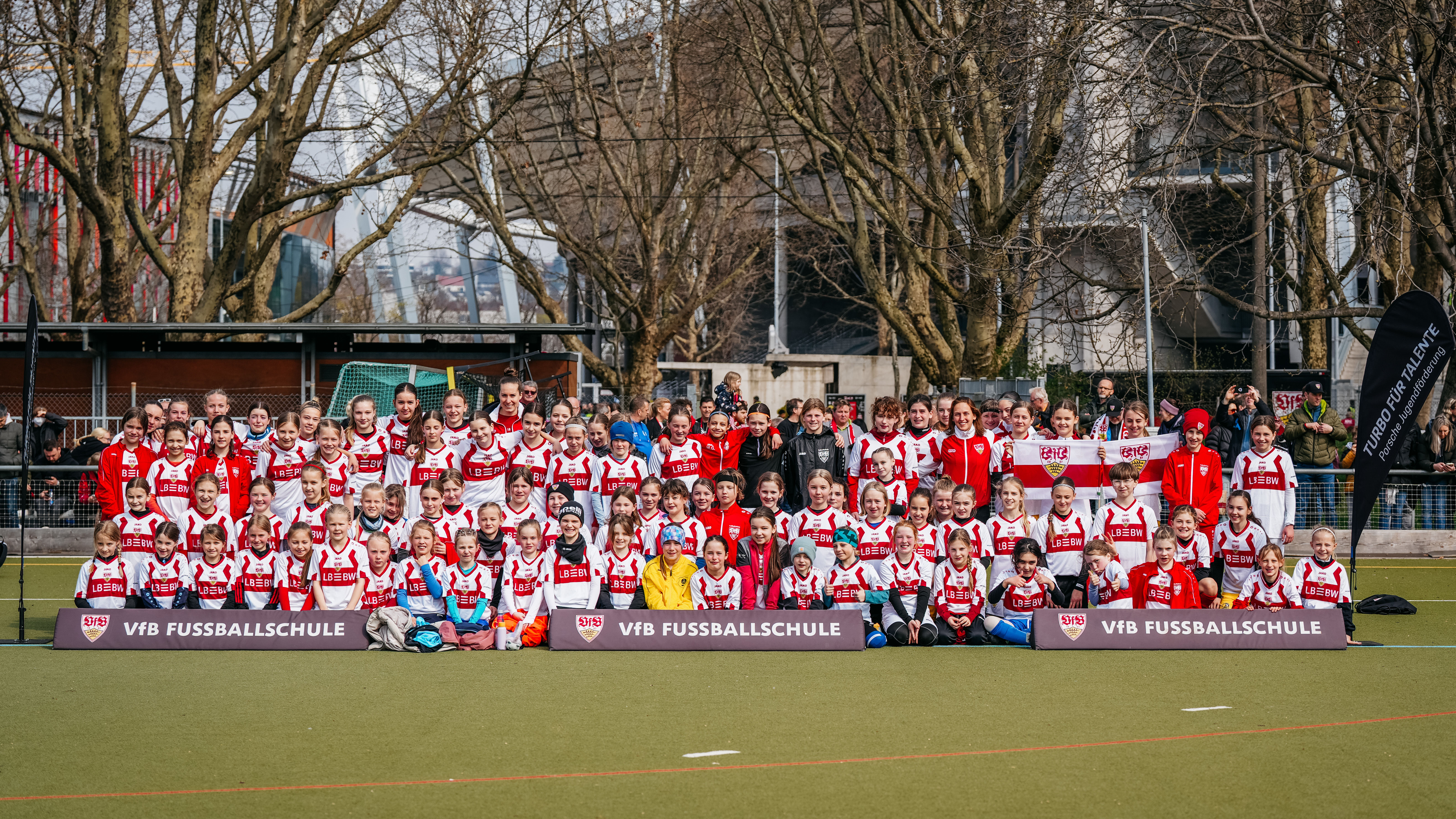 Nachwuchskickerinnen in Cannstatt