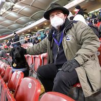 Novum im November 2021: Sehbehinderter VfB-Fan mit Blindenhund in der Mercedes-Benz Arena