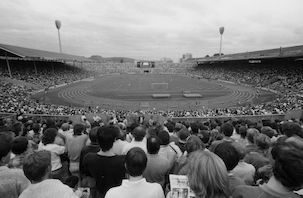Die ganze Stadt ein Stadion: 70.000 Stuttgarter verfolgen das erste Stadtderby in der Bundesliga-Geschichte.
