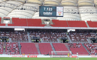Leere Ränge. Ungewohntes Bild beim 936. Bundesliga-Spiel in der Mercedes-Benz Arena.