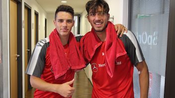 Erschöpft, aber glücklich: Josip Brekalo und Berkay Özcan nach dem Fitnesscheck