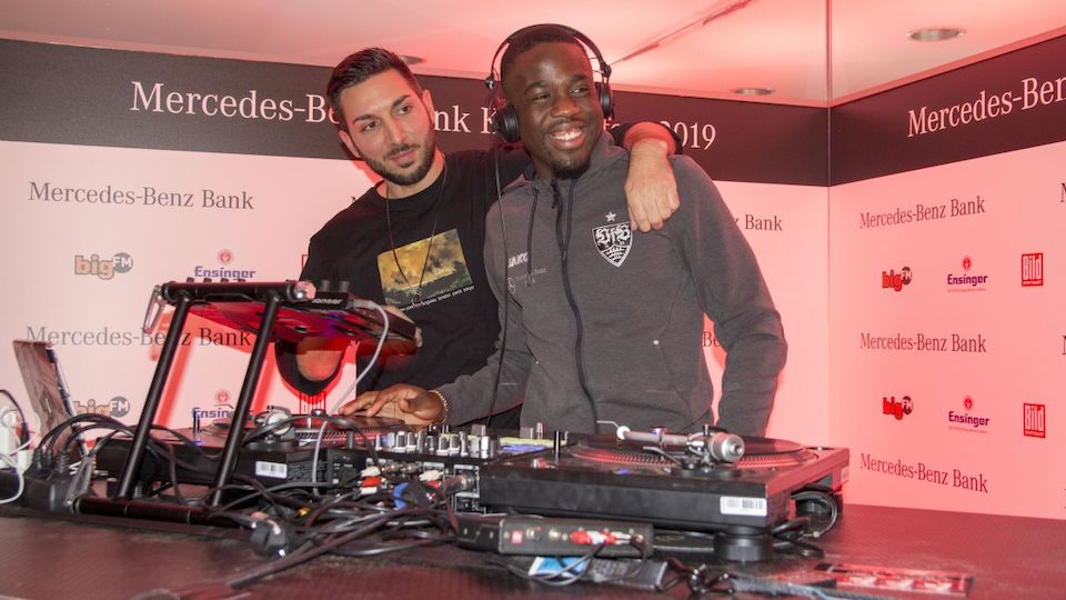 Vfb Stuttgart Kabinenfest Und Trainingsstart Vor Dem Spiel In Osnabruck