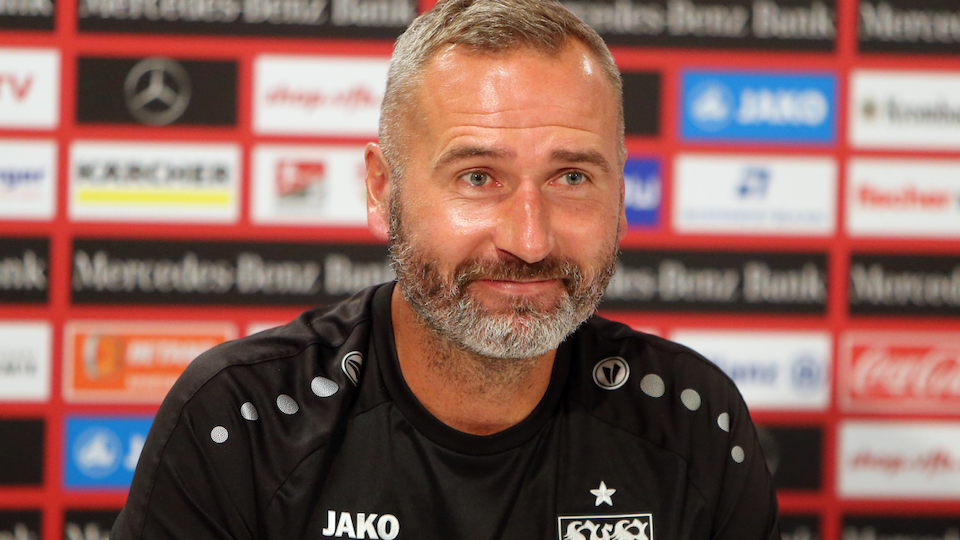 VfB Stuttgart Tim Walter vor SSV Jahn RegensburgVfB Stuttgart