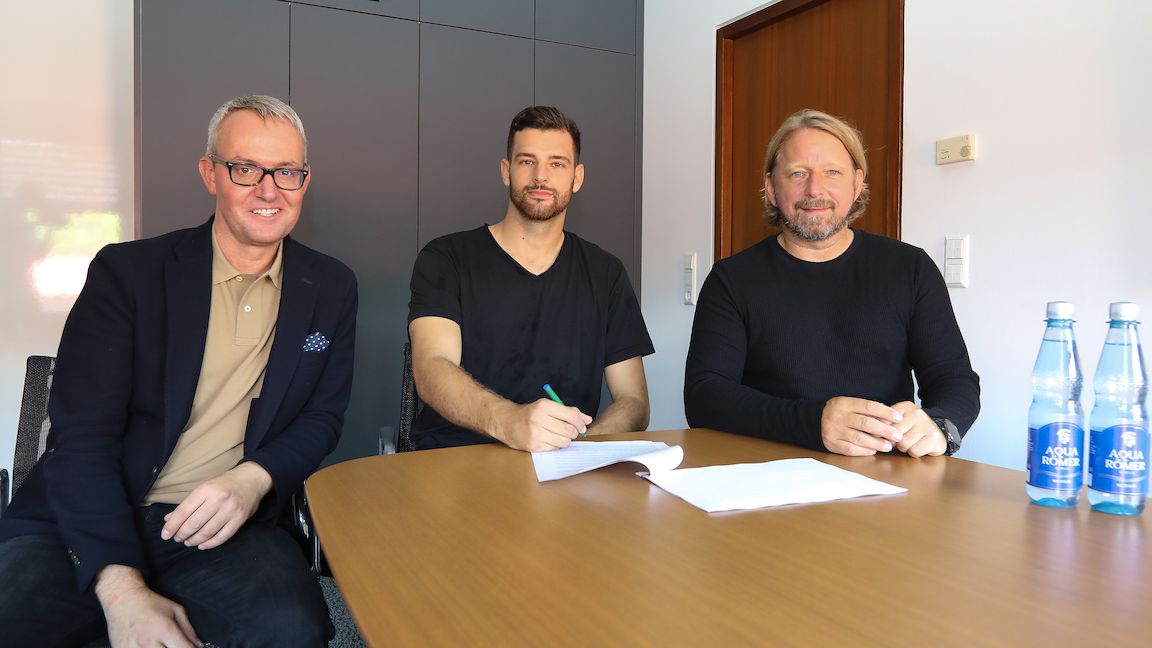 Luca Pfeiffer signs for VfB
