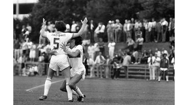 Gerhard Pohl legt sich den Ball am 19. Juni 1983 mit der Hacke selbst auf und trifft zum 2:1 der A-Junioren des VfB Stuttgart gegen den VfL Osnabrück. Endstand: VfB Stuttgart A-Junioren – VfL Osnabrück 2:1
