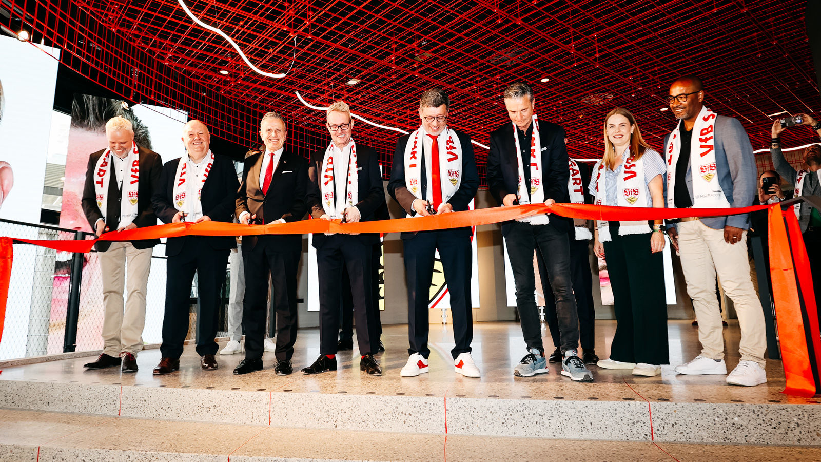 April: Die neue Haupttribüne der MHP Arena, samt Business-Bereichen und der Sport-, Medien- sowie Funktionsbereiche wird offiziell in Betrieb genommen