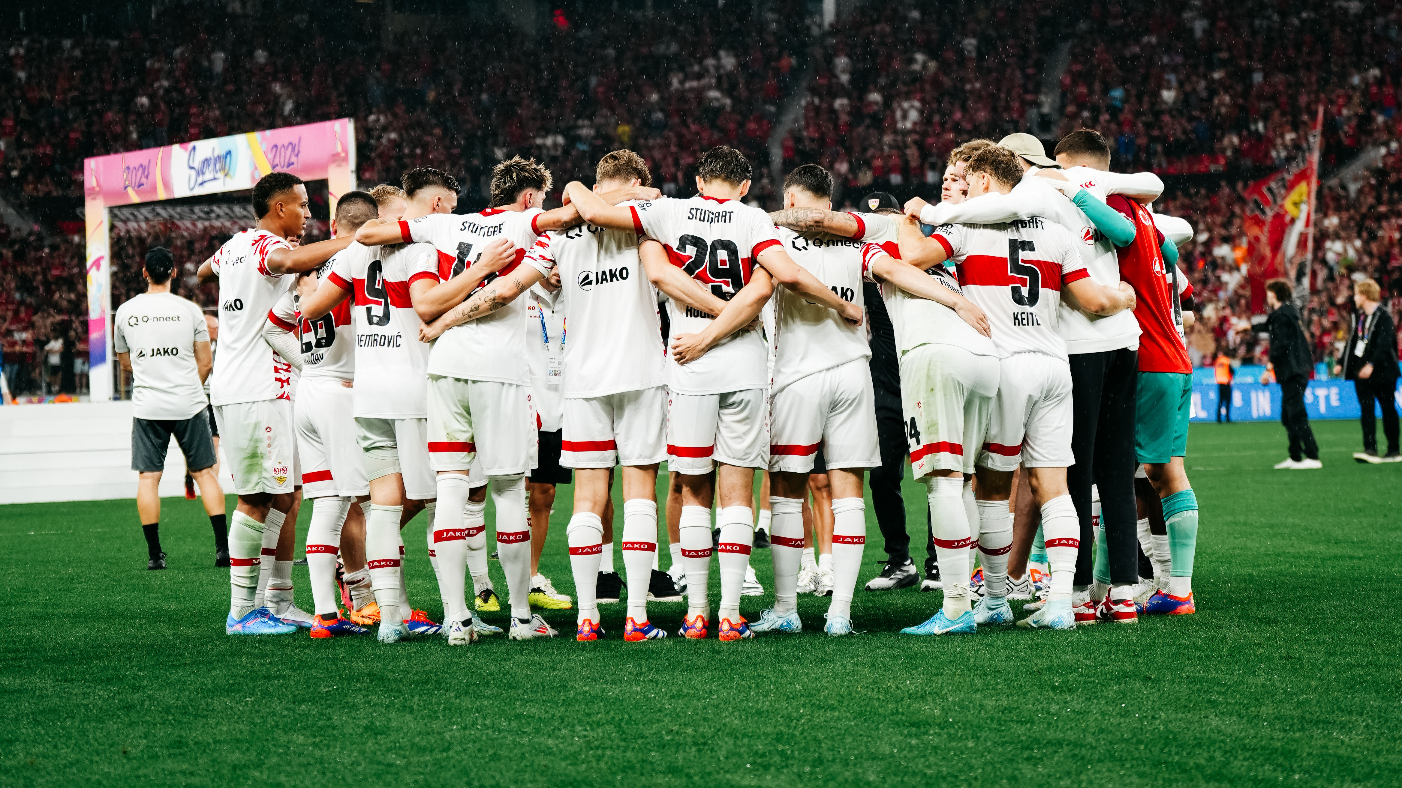 August: Niederlage im DFL-Supercup