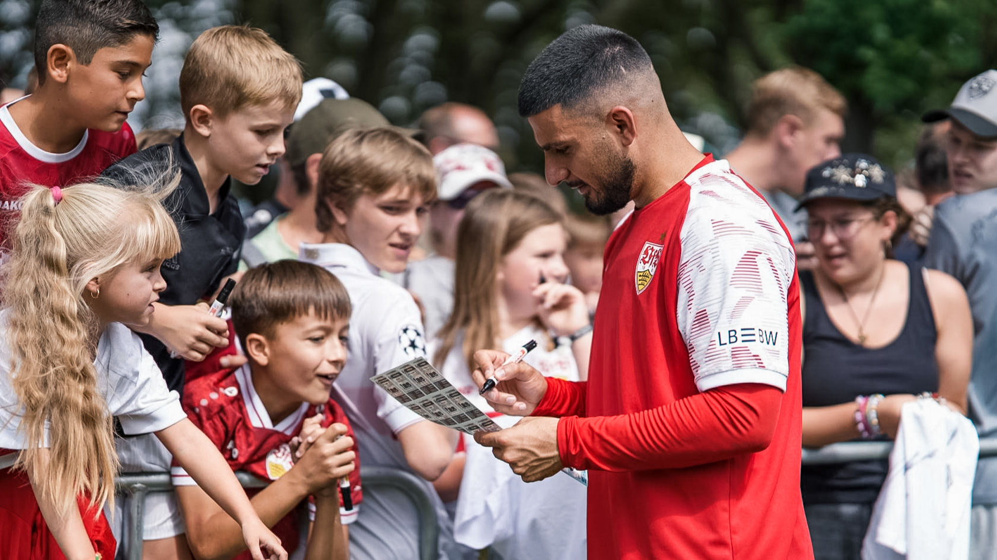 App, Liveticker, Radio, Tippspiel: Am Spieltag auf Ballhöhe