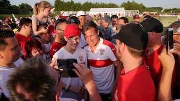 Hannes Wolf took time for the fans in White-Red.